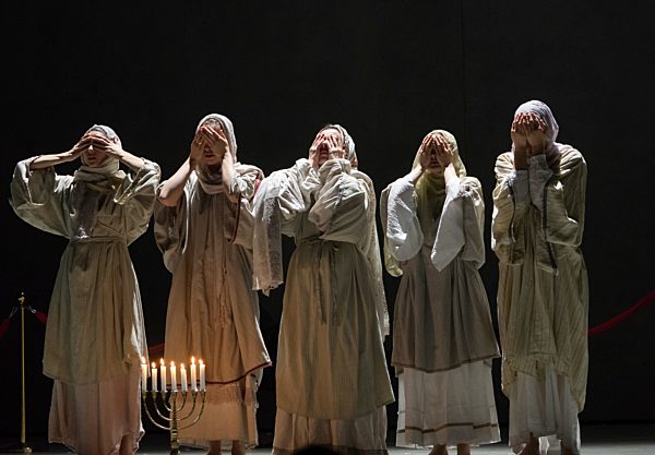 Handke's 'Die Stunde, da wir nichts voneinander wussten' staged by Thalia-Theatre