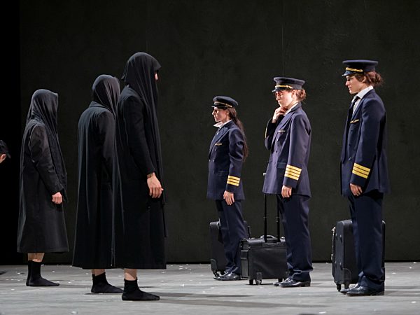 Handke's 'Die Stunde, da wir nichts voneinander wussten' staged by Thalia-Theatre