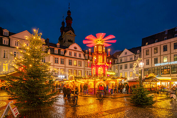 View of Christmass Market in Brunnen Am Plan in historic town centre, Koblenz, Rhineland-Palatinate, Germany, Europe