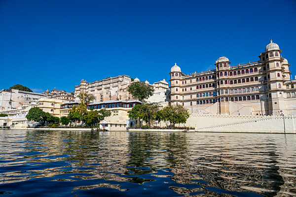 City palace on lake Pichola, Udaipur, Rajasthan, India