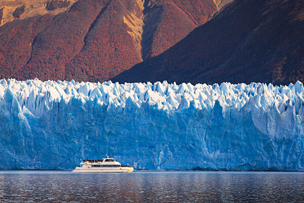 A boat in front of the massive Glacier front of Perito Moreno, El Calafate, Parque Nacional Los Glaciares, Santa Cruz, Patagonia Argentina, Argentina, South America