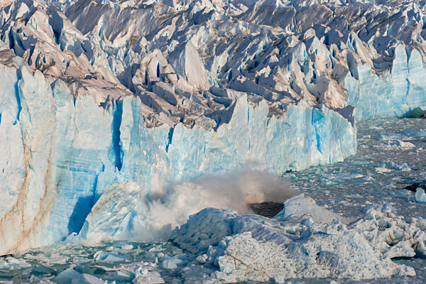 A huge block of ice falls from the front of the glacier of Perito Moreno, El Calafate, Parque Nacional Los Glaciares, Santa Cruz, Patagonia Argentina, Argentina, South America