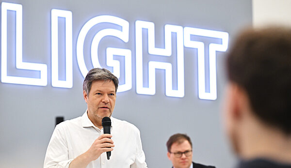 Bundeswirtschaftsminister besucht Jenoptik