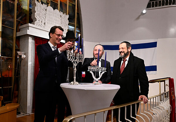 Entzünden der Chanukka-Lichter in Düsseldorf