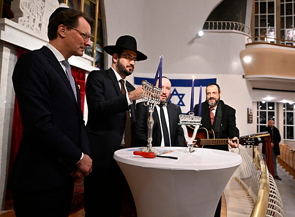 Entzünden der Chanukka-Lichter in Düsseldorf