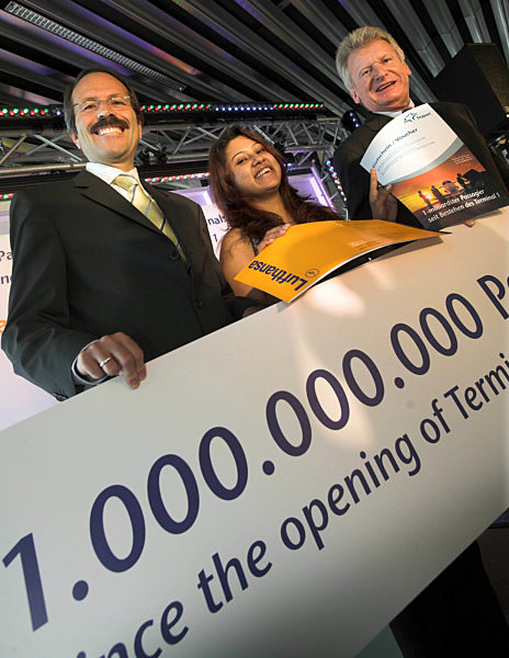 Lufthansa-Bereichsleiter Karl-Rudolf Rupprecht (l) freut sich am Mittwoch...