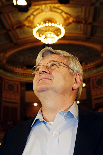 Der frühere Außenminister Joschka Fischer sitzt am Montag (21.01...