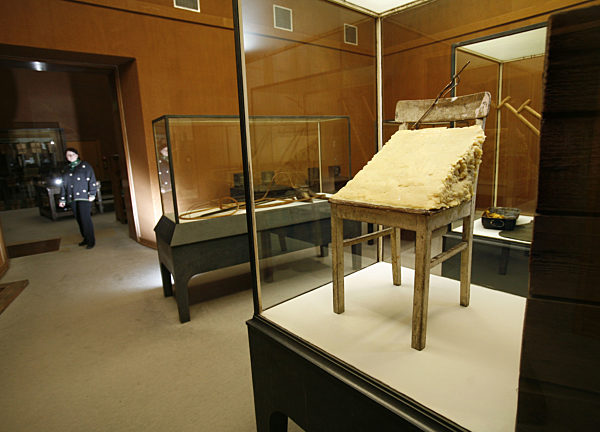 Blick in einen der Räume des "Block Beuys" im Hessischen Landesmuseum in...