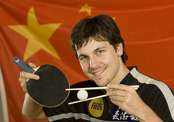Der deutsche Tischtennisspieler Timo Boll hält einen Tischtennisball...