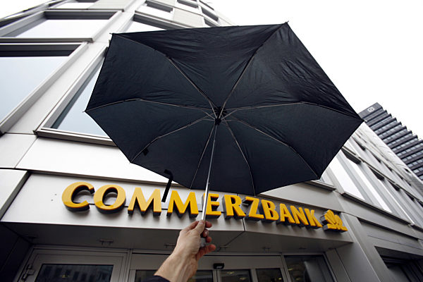 Ein Schirm wird am Montag (03.11.2008) in Frankfurt am Main scheinbar über...