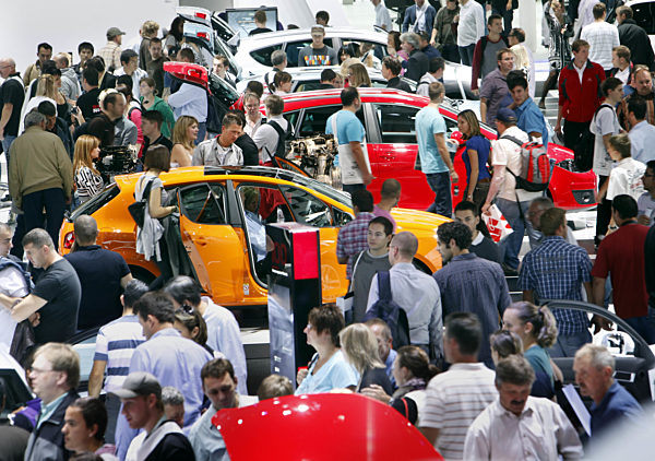Menschen drängen sich am Sonntag (27.09.2009) um die Fahrzeuge auf der...