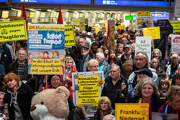 300. Montagsdemo am Flughafen Frankfurt