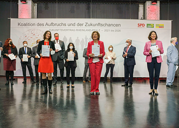 Rückblick Landtagswahl Rheinland-Pfalz 2021 Wahlsieger wurde die SPD mit der vorherigen Ministerpräsidentin Malu Dreyer. Die bisherige Ampelkoalition mit Grünen und FDP wird fortgeführt. Die CDU erzielte ihr bislang schlechtestes Ergebnis im Land. Die Freien Wähler schafften erstmals den Einzug in den Landtag.