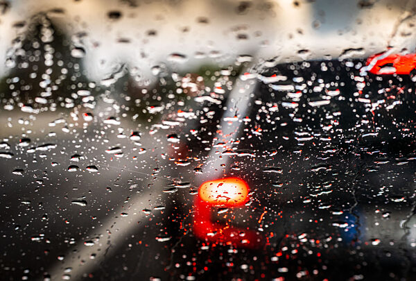 Regen auf der Windschutzscheibe