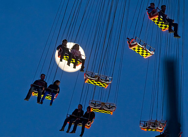 Karussell vor Vollmond