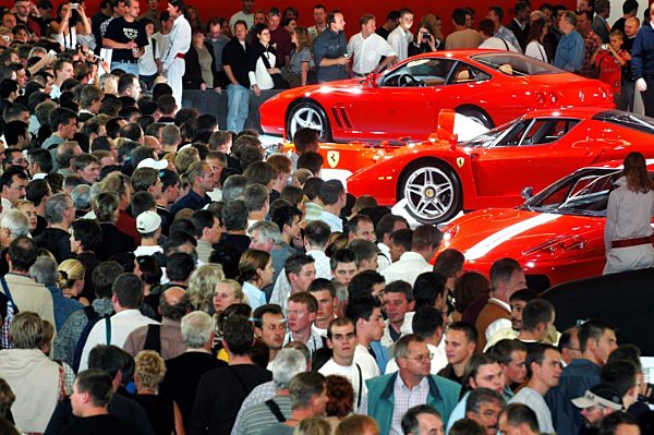 IAA: Besucherandrang bei Ferrari