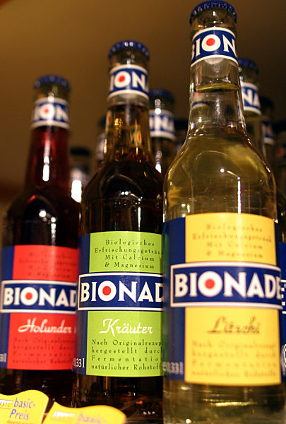 Biologisch erzeugte Limonade der Marke "Bionade" in verschiedenen...
