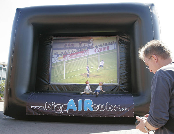 Ein Mann fotografiert am 30.08.2005 einen riesigen aufblasbaren...