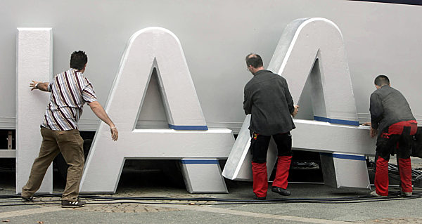 Drei Arbeiter errichten am Mittwoch (14.09...