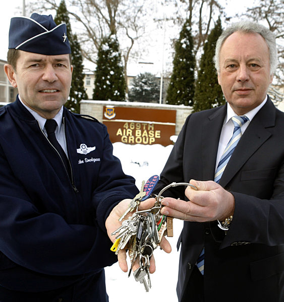 U.S.-Brigadegeneral Mike Snodgrass (l) übergibt am Freitag (30.12...