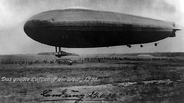 Luftschiff L 71 im Flug
