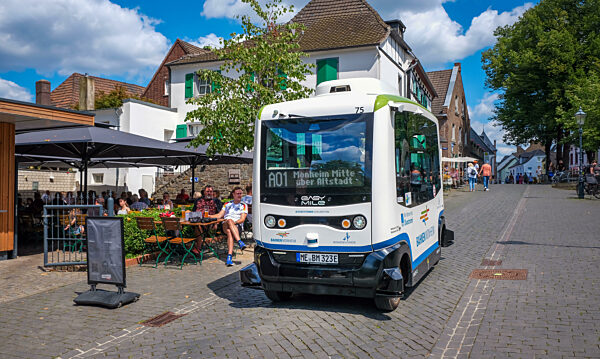 Autonom fahrender Elektrobuss im Linienverkehr, Monheim am Rhein, Nordrhein-Westfalen, Deutschland