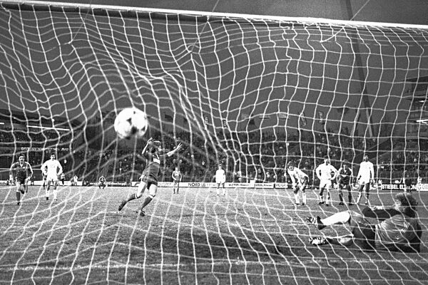 Aus DFB Pokal Saison 1983/1984 zwischen Hannover 96 und den 1. FC Köln (weißes Trikot) 3:2 am 14.01.1984. Im Foto: Han96 Spieler Werner Lorant freut sich über sein Elfmetertor zum 2:2 gegen FC TW Harald Schumacher.