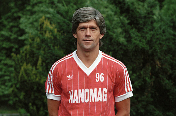 Werner Lorant -hier als Spieler bei Hannover 96 am 15.09.1983.