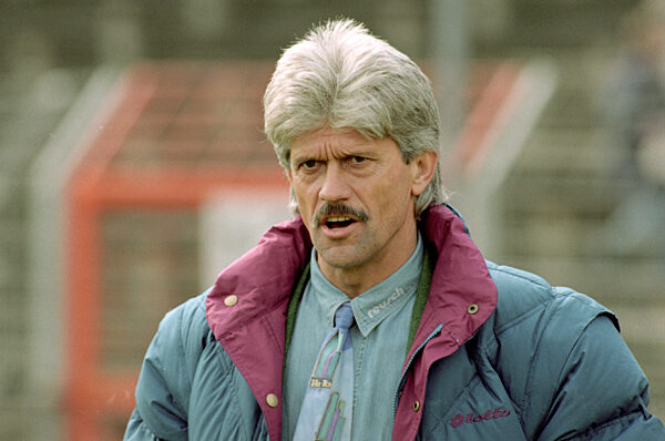Aus 2. BL Saison 1993/1994 Hannover 96 (Rot) gegen TSV 1860 München 1:4 am 27.03.1994. Im Foto: Trainer Werner Lorant von 1860 München.