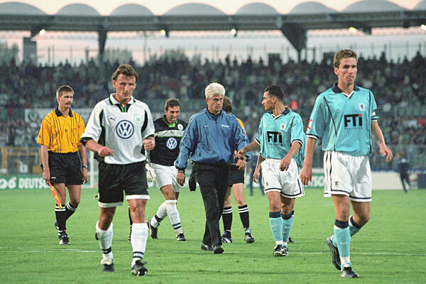 Aus 1.BL Saison 1999/2000 VfL Wolfsburg (Grün) gegen den TSV 1860 München 2:1 am 13.08.1999. Im Foto: Es geht in die Halbzeitpause. Vo. li. WOB Spieler Frank Greiner WOB TW Claus Reitmaier und 1860 Trainer Werner Lorant