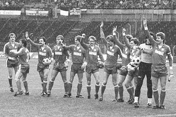 Aus DFB Pokal Saison 1983/1984 zwischen Hannover 96 und den 1. FC Köln (weißes Trikot) 3:2 am 14.01.1984. Im Foto: Han96 Mannschaft Spieler v.l.: Karsten Surmann_Bernd Tiele_Fred Schaub_Burkhard Steiner_Andre Frercks_Marek Pieta_Werner Lorant_Frank Hartm