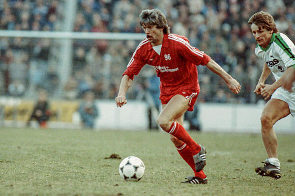 Am Ball Werner Lorant von Hannover 96. Aus DFB Viertelfinale Hannover 96 - Bor. Mönchengladbach 0:1 am 03.03.1984