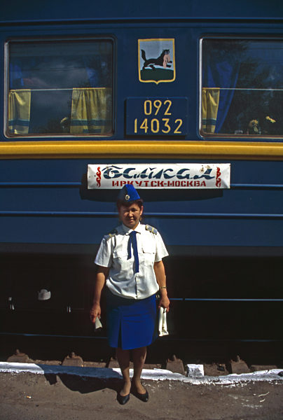 Schaffnerin vor der Transsibirischen Eisenbahn