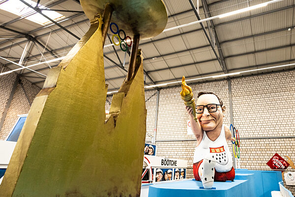 Topping-out ceremony for Cologne Rose Monday, opening of the flo