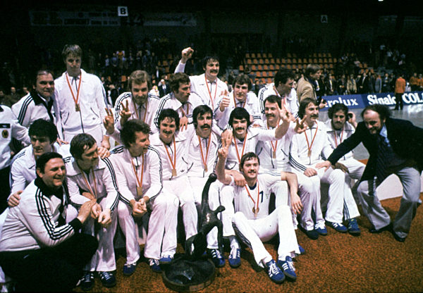 2028-02-05 - 50. Jahrestag: Deutschland wird Handball-Weltmeister Mit einem 20:19-Sieg über die Sowjetunion in Kopenhagen wird die deutsche Handball-Nationalmannschaft erstmals seit 40 Jahren wieder Weltmeister.

===

# Handball-Weltmeister 1978: Deutschlands goldenes Jahr

## Einleitung
1978 schrieb das deutsche Handball-Nationalteam Sportgeschichte: **Deutschland wurde erstmals Handball-Weltmeister**. Zum 50. Jahrestag blicken Fans, Vereine und Sporthistoriker auf ein Turnier zurück, das den deutschen Handball nachhaltig prägte.

## Inhaltsverzeichnis
- [Der Weg zum Handball-Weltmeistertitel 1978](#der-weg-zum-handball-weltmeistertitel-1978)
- [Das deutsche Handball-Nationalteam 1978](#das-deutsche-handball-nationalteam-1978)
  - [Schlüsselspieler und ihre Rollen](#schlüsselspieler-und-ihre-rollen)
- [Finale und historische Bedeutung](#finale-und-historische-bedeutung)
- [Langfristige Auswirkungen auf den deutschen Handball](#langfristige-auswirkungen-auf-den-deutschen-handball)
- [Häufig gestellte Fragen](#häufig-gestellte-fragen)
- [Fazit](#fazit)

## Der Weg zum Handball-Weltmeistertitel 1978
Die Handball-Weltmeisterschaft 1978 fand in **Dänemark** statt und brachte die besten Nationalteams der Welt zusammen. Die deutsche Mannschaft überzeugte durch:

- **Taktische Disziplin**
- **Starke Defensive**
- **Effizientes Tempospiel**

Bereits in der Vorrunde zeigte sich, dass das Team um Trainer **Heiner Brand** zu den Titelanwärtern gehörte.

## Das deutsche Handball-Nationalteam 1978
Das deutsche Handball-Nationalteam bestand aus einer ausgewogenen Mischung aus Erfahrung und jugendlichem Ehrgeiz. Besonders auffällig war der mannschaftliche Zusammenhalt.

### Schlüsselspieler und ihre Rollen
Zu den prägenden Akteuren zählten:

1. **Heiner Brand** – Führungsspieler und strategischer Kopf  
2. **Bernhard Kempa** – Innovator und technisches Vorbild  
3. **Erhard Wunderlich** – Durchsetzungsstarker Rückraumspieler  

Diese Spieler standen sinnbildlich für den Erfolg und die Entwicklung des deutschen Handballs.

## Finale und historische Bedeutung
Im Finale zeigte Deutschland eine nahezu perfekte Leistung. Mit einem überzeugenden Sieg sicherte sich die Mannschaft den **WM-Titel 1978** – ein Meilenstein, der den deutschen Handball international etablierte.

**Bedeutung des Titels:**
- Erster Handball-Weltmeistertitel für Deutschland  
- Starker Popularitätsschub für den Sport  
- Grundlage für spätere Erfolge  

## Langfristige Auswirkungen auf den deutschen Handball
Der WM-Sieg von 1978 wirkte weit über das Turnier hinaus. In den folgenden Jahren:

- stiegen die Mitgliederzahlen in Handballvereinen deutlich  
- verbesserte sich die Nachwuchsarbeit  
- entwickelte sich die Bundesliga zu einer der stärksten Ligen weltweit  

Der Titel gilt bis heute als **Initialzündung für den modernen deutschen Handball**.

## Häufig gestellte Fragen

### Wann wurde Deutschland Handball-Weltmeister?
Deutschland gewann den Handball-Weltmeistertitel im Jahr **1978** bei der WM in Dänemark.

### Wer war der Trainer der deutschen Mannschaft 1978?
Das Team wurde von **Heiner Brand** geprägt, der später auch als Bundestrainer große Erfolge feierte.

### Warum ist der WM-Sieg 1978 so bedeutend?
Der Titel war der **erste WM-Erfolg** Deutschlands und legte den Grundstein für die internationale Anerkennung des deutschen Handballs.

## Fazit
Der **50. Jahrestag des Handball-Weltmeistertitels 1978** erinnert an ein Team, das mit Leidenschaft, Disziplin und Teamgeist Geschichte schrieb. Dieser Erfolg prägt den deutschen Handball bis heute.