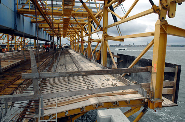 Symbolischer Brückenschlag an neuer Rügenbrücke