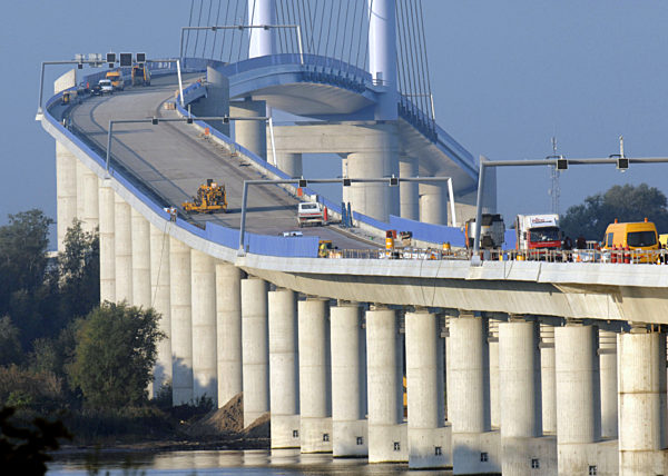 Rügenbrücke vor der Fertigstellung
