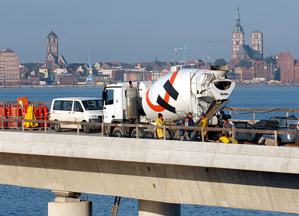 Rügenbrücke vor der Fertigstellung