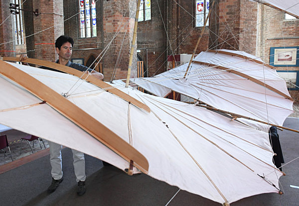Fluggerät von Otto Lilienthal im Flugtest
