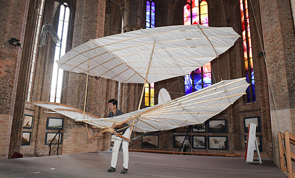 Fluggerät von Otto Lilienthal im Flugtest