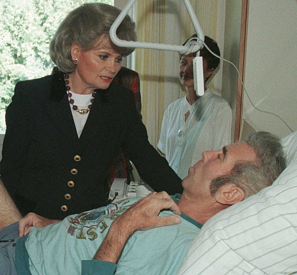 Hannelore Kohl besucht Neurologisches Zentrum