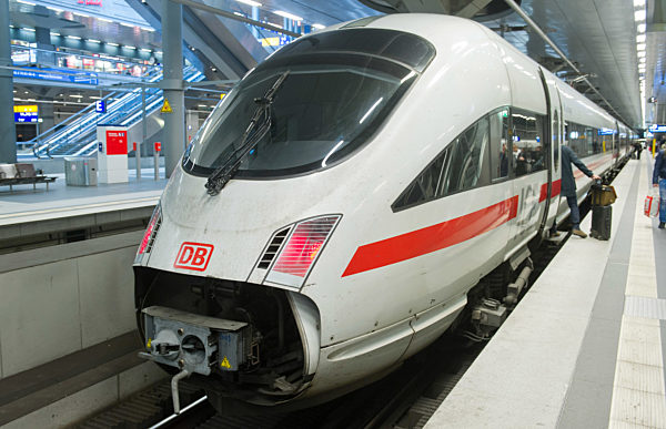 Berlin - ICE am Hauptbahnhof