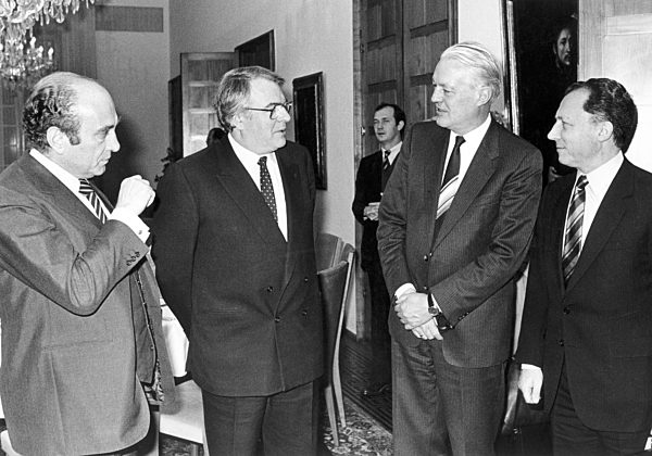 Delors in German-French consultations in Bonn