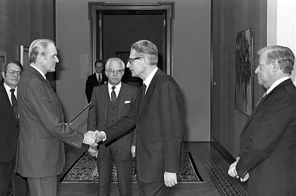 Hans-Jochen Vogel erhält Entlassungsurkunde