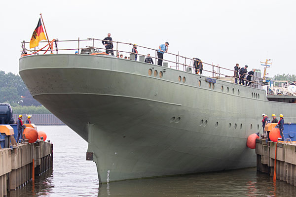 Marineschulschiff "Gorch Fock" wird aus dem Wasser gehoben