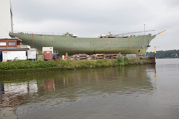 Das Marineschulschiff "Gorch Fock" wird aus dem Wasser gehoben