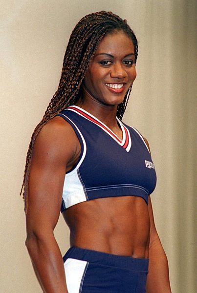 Sprinterin Merlene Ottey als Model auf dem Laufsteg