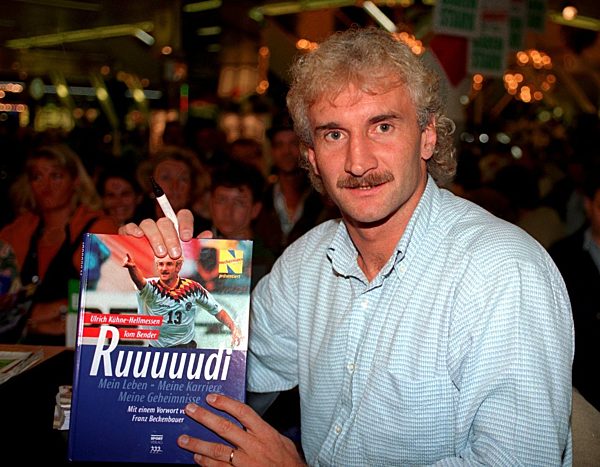 Völler stellt sein Buch "Ruuuuudi" vor