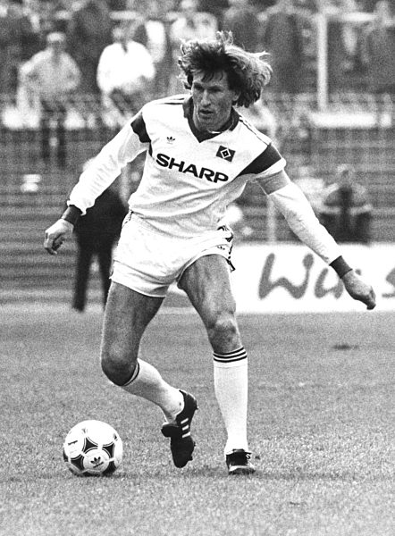 Fußball: Manfred Kaltz für den HSV am Ball