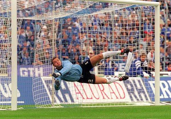 Fußball: Bielefeld-Torhüter Georg Koch im Hechtflug